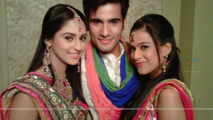 172606-viren-jeevika-and-manvi-in-ek-hazaaron-mein-meri-behna-hain - Ek Hazaaron Mein Meri Behna Hai