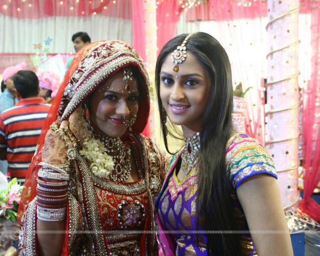 231505-krystle-and-nia-ek-hazaaron-mein-meri-behna-hai-34726220-1280-1024 - Ek Hazaaron Mein Meri Behna Hai