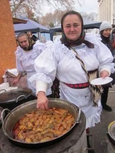 Druștele si piroștele(sau haluştele); drusca=verisoara miresei;pirosca sau halusca=sarma;&quot;Saracele drustele c-o mincat pirostele&quot;
