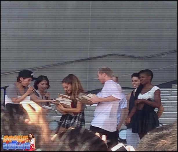 Ariana in a school in Japan - 2O14