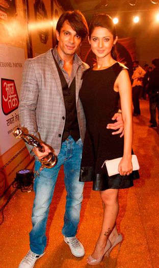 Televisions-sweethearts-Karan-Singh-Grover-and-Jennifer-Winget-walk-the-Gold-Carpet-at-the-Boroplus-