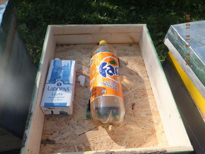 DSCF4295; Alt mod de hranire. Ambalajul de LaDorna s.a dovedit a fi de unica folosinta insa metoda cu Pet-ul de 2,5 L vazuta la un coleg sarb e mai mult decat practica si fara pericol de innec a albinelor.
