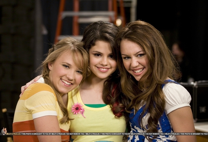 Emily,Selena si Miley - A VEDETE DISNEY