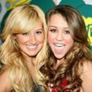 Miley_Cyrus_1230405359_2