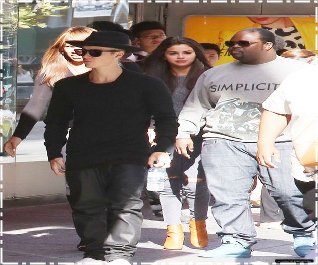  - xX_Selena and Justin Bieber arriving at their hotel in Canada