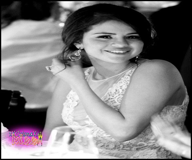 Îi place să poarte hainele designer-ului Sherri Hill. - 0 _ she inspires me - - perfect facts