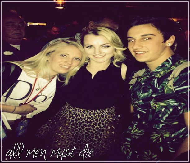 ┊deɴιι┊heiiii. *nu mă interesează unde sunteţi sau ce p;la mea faceţi îmi e lene să citesc în urmă*