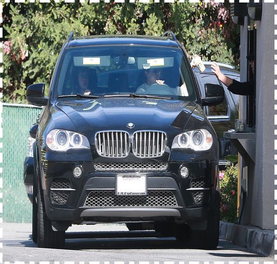  - xz - Having -breakfast-at - The-Little - Cafe - in -Los - Angeles- California