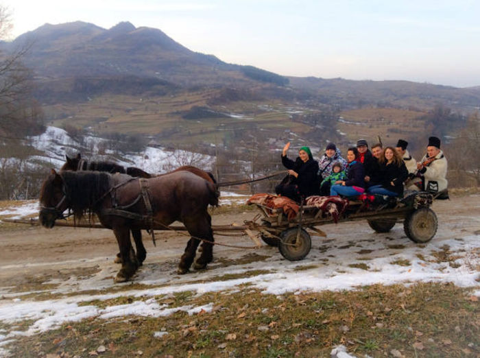 Tetacheu pe legheleu; tetacheu=a intoarce;&quot;O făcut un tetacheu ca pe legheleu&quot;-O intors(ştraful)ca pe maidan.in poză:turişti la plimbare cu ştraful,in Poienile Izei.
