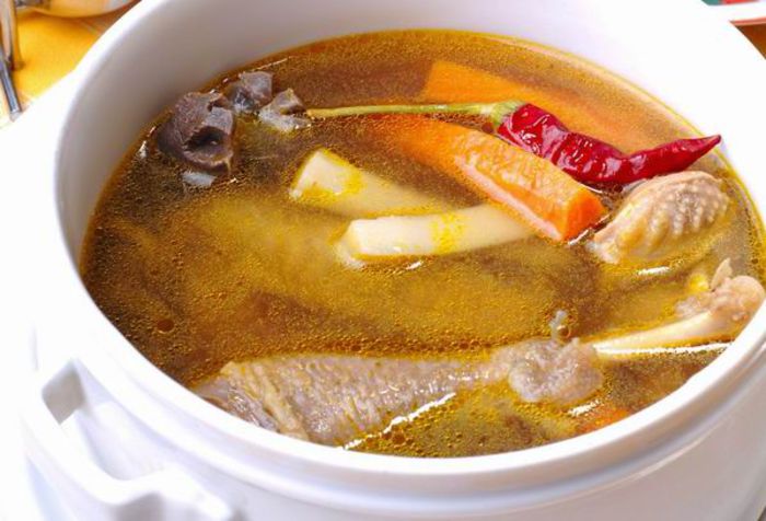 Leveşe; =zamă limpede cu răstăuţe( Supă cu carne de pui);este singura supă  care se face in MM;se strecoară prin tifon;are tăieţei decasă,suţtiri,legumeş i pui.
