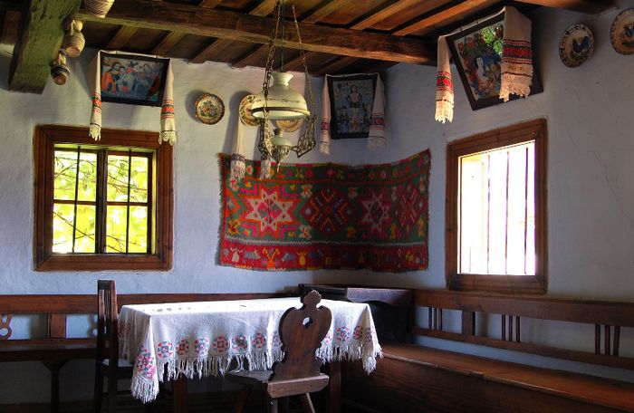 Lădoi; =laviţă cu lada sub şezut(capacul),folosit pt depozitarea ţesăturilor sau a făinii,dacă e in bucătarie.“Eu o iau de pă urdzoi / Să o ţâp într-un lădoi”
