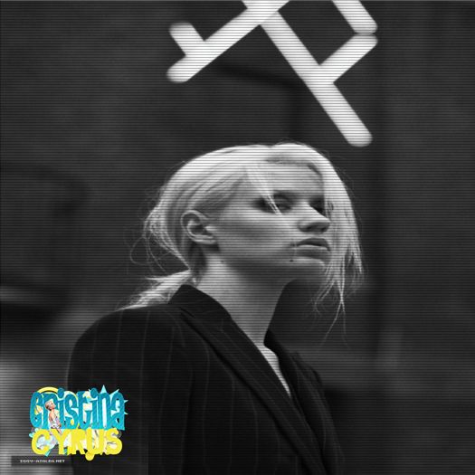 ♡ cσνєη ♡ oricum în mine nu cred că mai are încredere, deci nici nu mai vorbește cu mine.