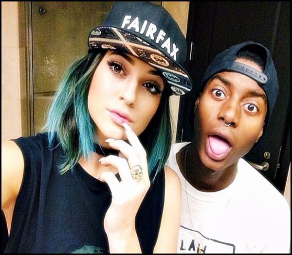 ➨ ▷ † ❤ . nuu .. dar tuta de soră-mea o face .. #o spune cu un ușor (clk); accent italienesc , își ridică privirea și se uită la ea , da din gene pt câteva secunde ; #a
