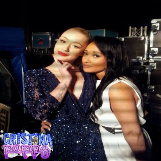 ♡ cσνєη ♡ *stă acolo frumușel și bea suc*