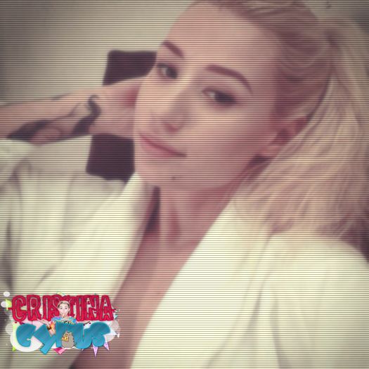 ♡ cσνєη ♡ *se uită la ea și râde* #michelle ; mă bucur :X #adda