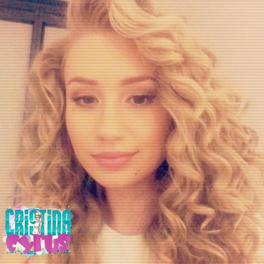 ♡ cσνєη ♡ *îi trage un picior în f;nd din joacă* te rog frumos să nu-l CL; mai pomenești pe Caleb că mi se face pielea găină și îmi aduc aminte de ceva *râde și zâmbește larg* #Michelle
