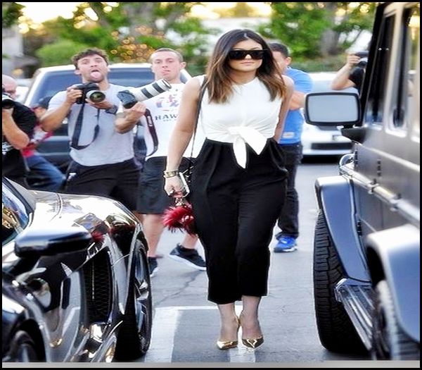 ➨ ▷ † ❤ .  ok .. #face ceva pe acolo de mancare; mananci in bucatarie sau .. ?