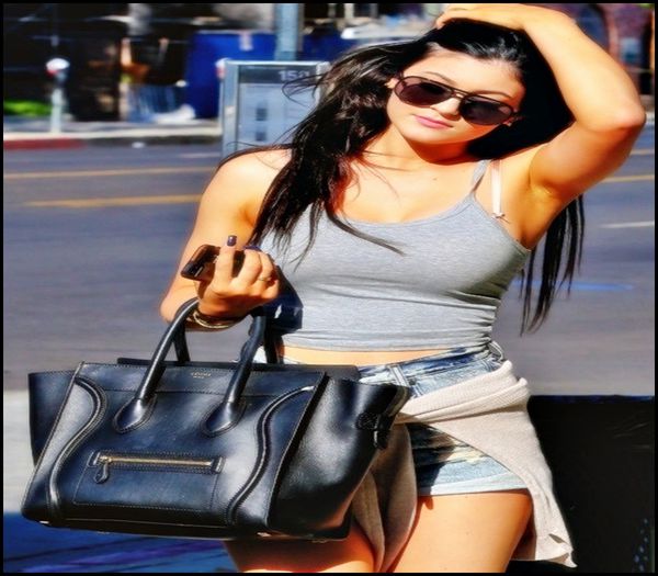 ➨ ▷ † ❤ . npc .. #cute smile,se pune pe un fotoliu si mananca si ea;