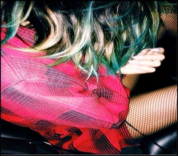 ➨ ▷ † ❤ .  #își duce mâna la gură,cască; poate găsim o emisiune sau un film bun să vedem , nu știu .