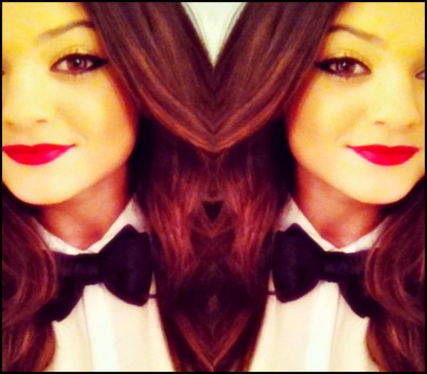 ➨ ▷ † ❤ . #se uita la pansamentu de pe mana,ala de unde [clk;; s`a taiat cu ciobu de la vaza; nimic .. eu .. uhm..ti-am spart o vaza din gresala .. mi s`a facut rau aseara si cand am vrut sa ma tin de masa am daramat vaza .. #se uita la ea cu o privire inocenta.
