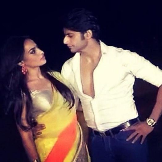 ByjCUt-CcAAG9V9 - 15-Surbhi Jyoti