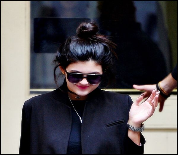 ➨ ▷ † ❤ . # vine de sus imbracata in pijamale,cascand ;