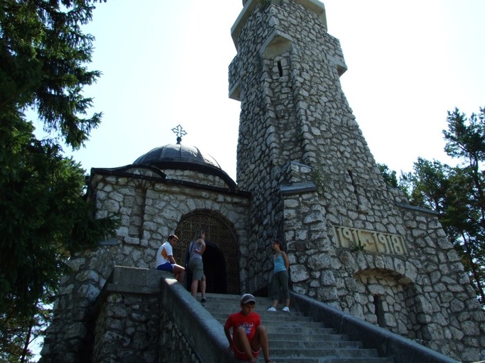 Voineasa2067 - 2007 08 Mausoleu Campulung