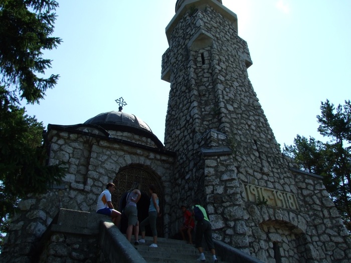 Voineasa2068 - 2007 08 Mausoleu Campulung