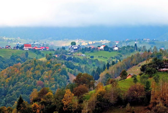Satul Pestera invaluit in nori si ceatza .. azi 28-09-2014 ! - MOIECIU II aspecte