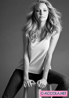 ᵔᴥᵔ --_click_ O am doar pe mama, a divorţat de mult de tata..Ne-a părăsit şi s-a făcut g.ay.. :))); Dar a murit, meh.. Cât despre Klaus nu ştiu dacă o să ne împăcăm, nu pot să iert ce a făcut cu Hayley atunci . Poţi să..opreşti aerul condiţionat, te rog?;D;))
