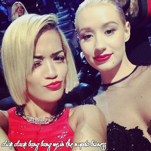 ♡ cσνєη ♡ *aterizează pe acolo pe undeva, coboară, îl vede pe neymar, fuge către el CL; apoi se oprește*
