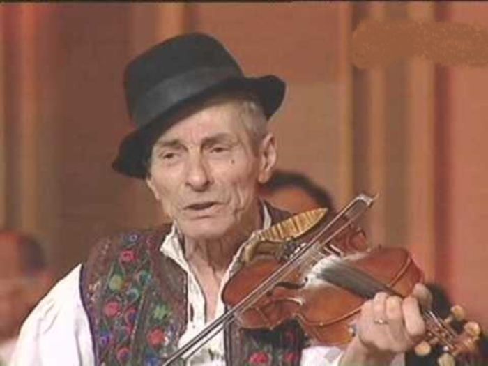 a ţîpurí; =a chiui,a striga,a plinge;in poză:Ion Covaci(Ionu lu`Grigore zis Paganini) din Săliştea de Sus,cel mai mare ceteras din MM;din 2009 nu mai este dar vioara lui va cinta mereu.
