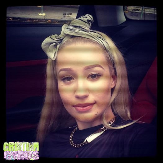 ♡ cσνєη ♡ *se desprinde din îmbrățișare și se uită la ea cum râde, apoi zice pe un ton serios* CL; domnișoară, dacă până acum nu ți-ai dat seama că așa e personalitatea mea și ai cum să mă schimbi, îmi pare rău pentru tine. *îi scoate limba* #Michella ; binee, tu ? :X #adda
