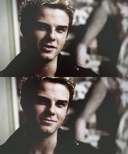 *zambeste* Ma flatezi, pisy blond=))))))))) :> *isi arata muschii artistic si-si pune de baut*