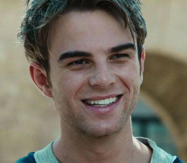 *se uita la decolteul ei apoi se uita la ea* Nu vreau sa te enervez dar Tyler ce zice de asta? =))))