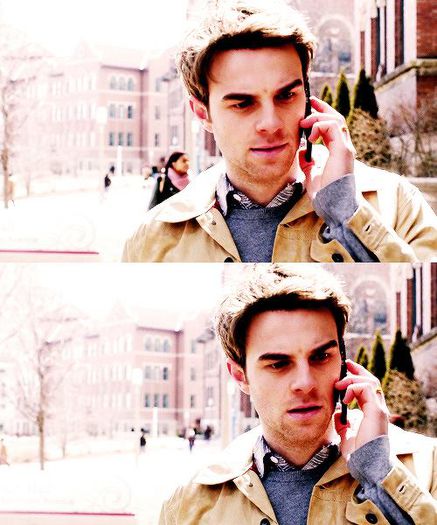 CL Alo? Da? Ete p...la! =))) *inchide telefonul, se uita la ea si zambeste*; Stai asa... *ii aduce o cutie cu bomboane de ciocolata* Trebuie sa plec of, ne mai vedem *ii face cu ochiul si dispare*
