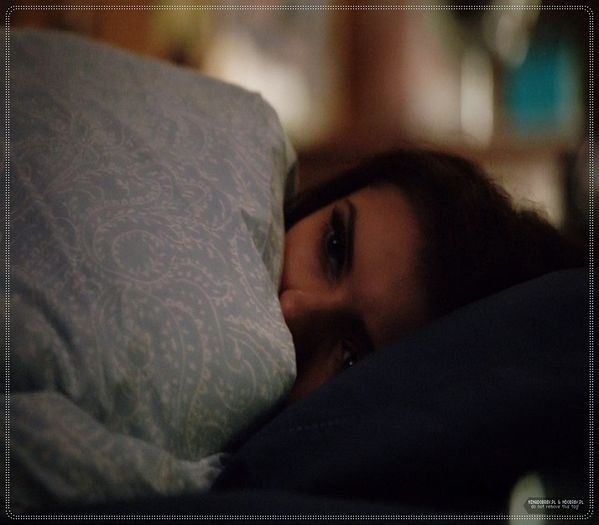 》*isi ia o patura, isi pune perna sub cap si sta ip si se uita pe pereti*