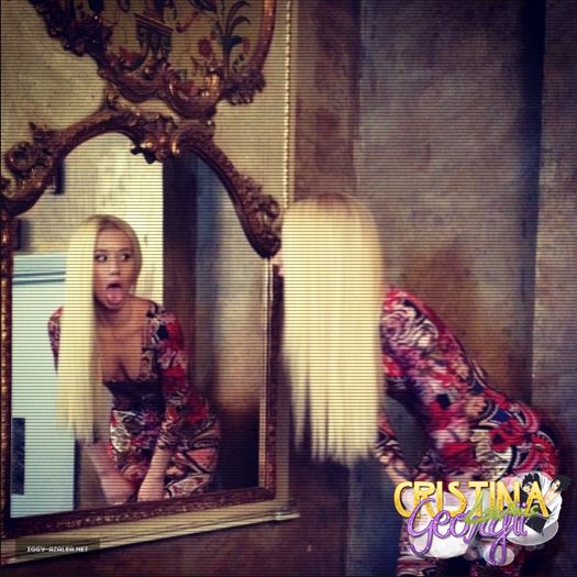 ♡ cσνєη ♡ *se oprește, se întoarce către ea* ai spus ceva s-au n-am auzit bine ? CL; *ajung la cocioabă, intră în ea* well, aici am locuit, o parte din timp.
