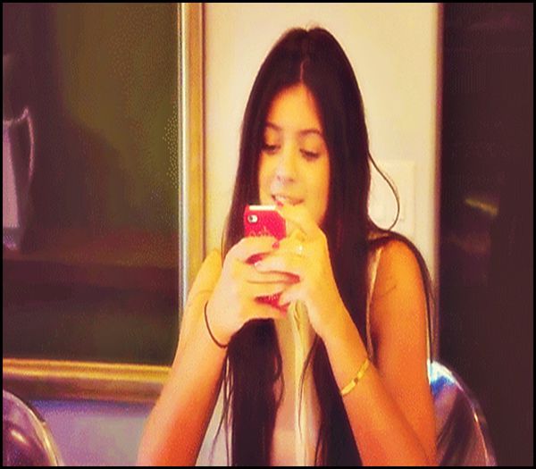 ♡ » ; #oftează lung și iese din bucătărie , pleacă pe afară  de nebună;