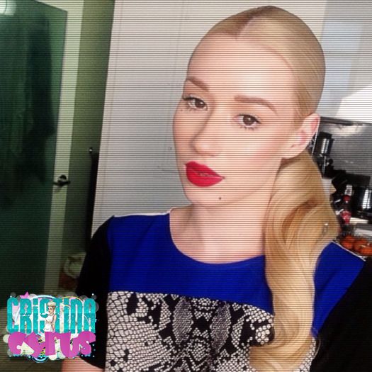 ♡ cσνєη ♡ *îi dă o șuviță de păr după ureche și o prinde de mână* nu am habar CL; unde se poate afla domnișoară, dar vreau să vă arăt viitorul hotel *o trage după ea pe plajă*
