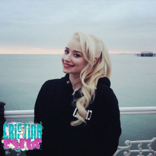 ♡ cσνєη ♡ *se plimbă cu mâinile în buzunar și cu lacrimi în ochi pe acolo* CL; ( ji io ies nbbbbbbb )
