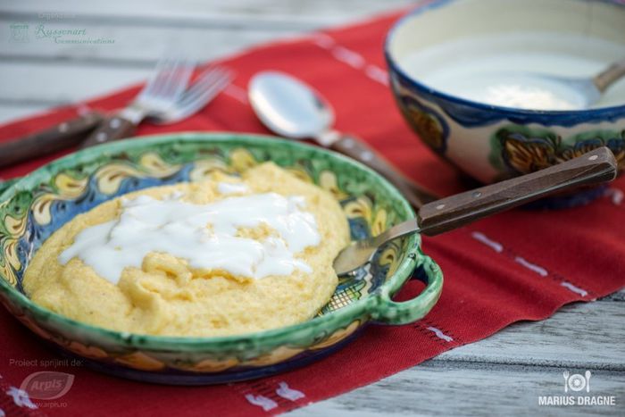 Balmoş; =preparat culinar din caş fiert în lapte dulce, în amestec cu făină de mălai:reteta  o gasiti in &quot;comentarii&quot;
