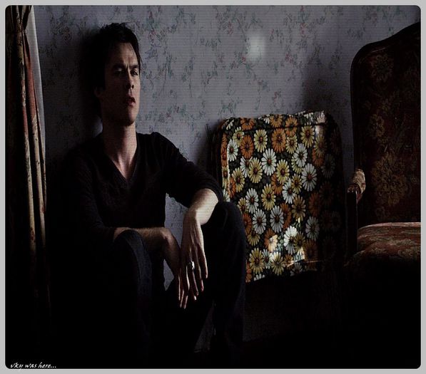 #► |se aseaza mai comod cu ea pe canapea|