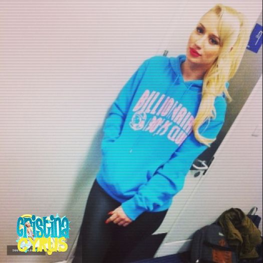 ♡ cσνєη ♡ nu sunt nebună *spune serios, apoi râde și sare pe ea, cad pe nisip*