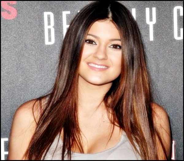 ♡ » ; #vine de sus , se uita in jur ; ce-i asa liniste pe aici ? [clk;; #se freaca in cap , ofteaza ,merge si se uita pe geam ;
