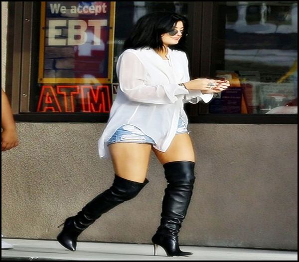 ♡ » ; #se uită pe geam și oftează visătoare;