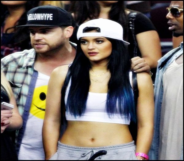 ➨ ▷ † ❤ . #continua sa se miste senzual , se joaca cu camasa [clk;; ca sa zic asa si o lasa sa`i cada la picioare ramanand in bustiera si pantaloni scurti ;
