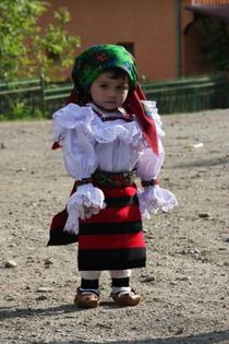 Cipcă; =Împletitură făcută cu acul din bumbac; dantelă.&quot;Cămeşa me are cipcă nealcoşă,da` mi-i tare lungă la mînuri,că io mi-s cocoană mnicuţă&quot;
