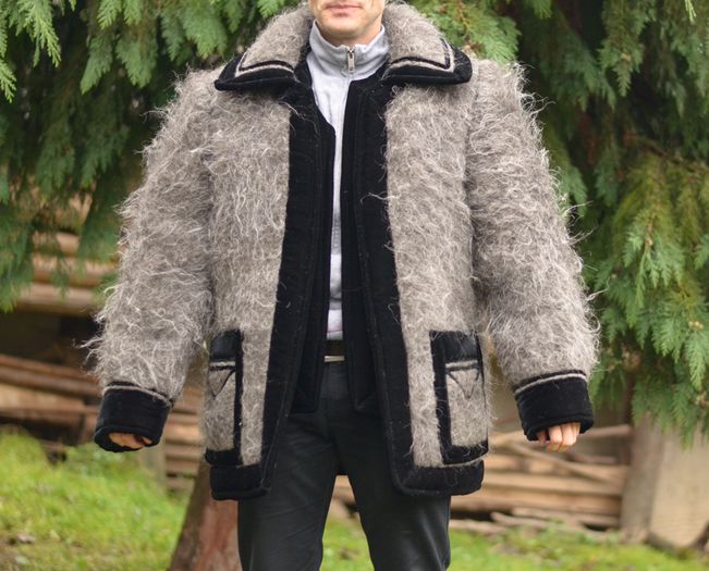 Gubă; = haină ţesută din lână,cu miţe,care se poartă iarna, atât de bărbaţi cât şi de femei:“Da’ aceie nu-i negură/Că-i badea cu gubă sură”
