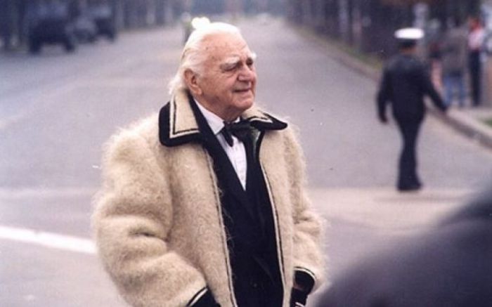 joludă; =umflătură la gît:“La zgaiba care se face la oameni mari, dacă omu-i beteag şi are orice joluză,ungi cu unsoare ori oloi…”.in poză:Ion Raţiu,născut in Turda,a apreciat MM-ul
